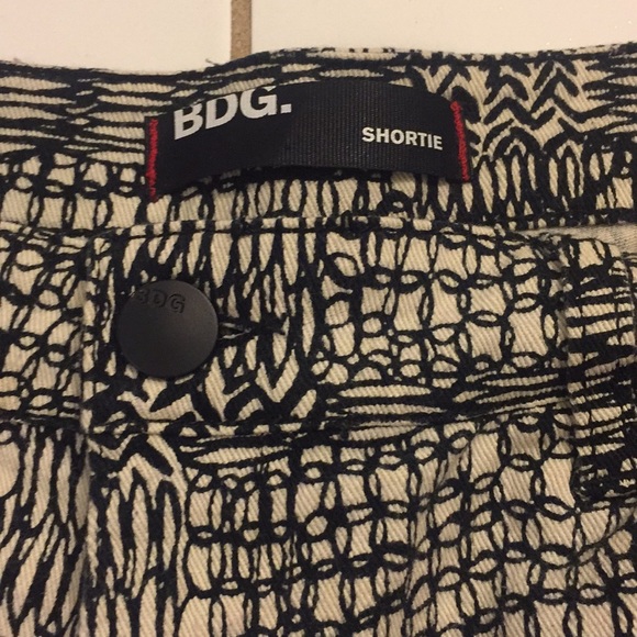 *BOGO 50%*BDG mid rise pattern Shortie - Picture 3 of 4